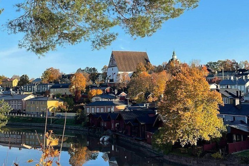 Un pueblo con casas, una iglesia y un río. 1