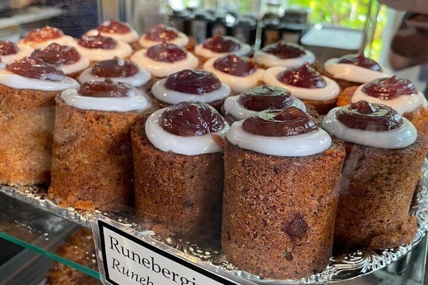 Una bandeja de Runebergis con cobertura blanca y cerezas por encima. 4