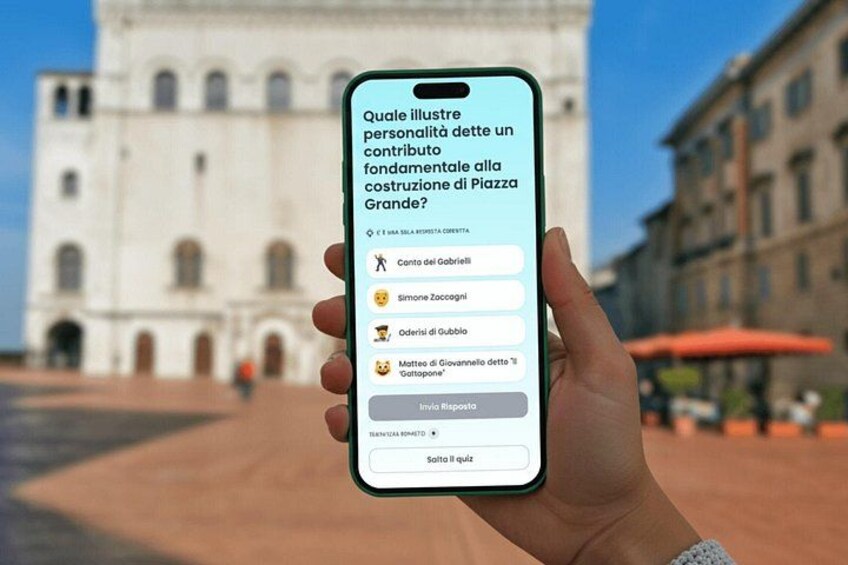 En hånd holder en smartphone, der viser en quiz om bidrag til Piazza Grandes opførelse. 1