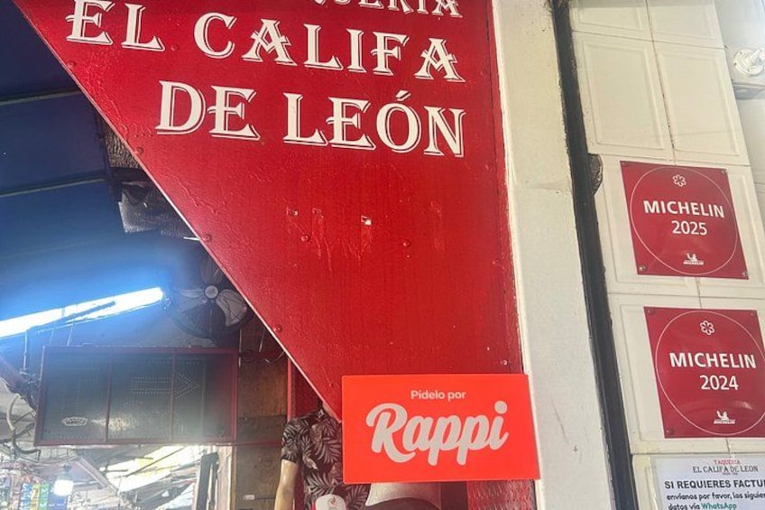 A red sign with 'EL CALIFA DE LEÓN' and a 'Rappi' logo. 3