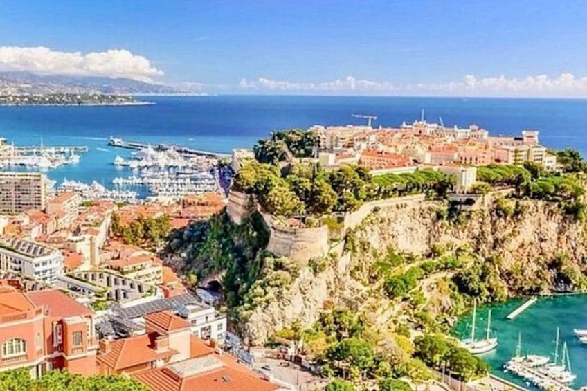 Una città costiera con un forte storico, un porto turistico e edifici a terrazze. 1