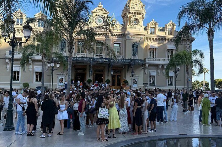 Una multitud se reunió frente a un edificio histórico con arquitectura ornamentada. 2