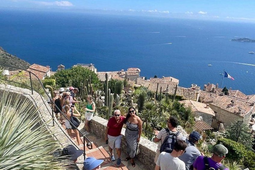 Un gruppo di persone sale una scala con vista sulla costa. 2