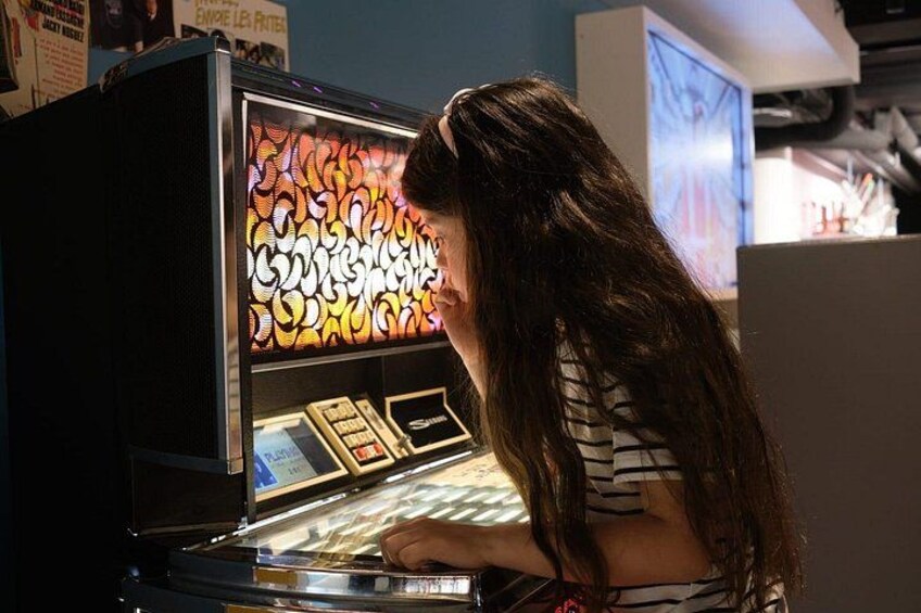 A person playing a slot machine game. 4