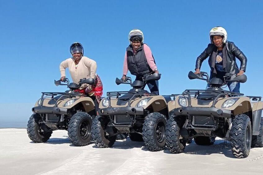 Tres personas en vehículos todo terreno sobre una superficie nevada y plana. 4