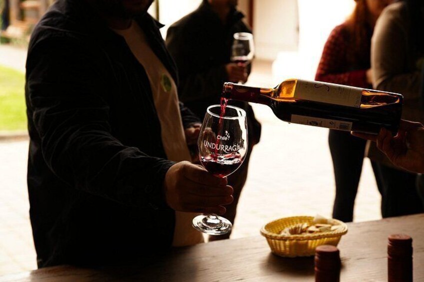 Une personne qui verse du vin dans un verre. 2