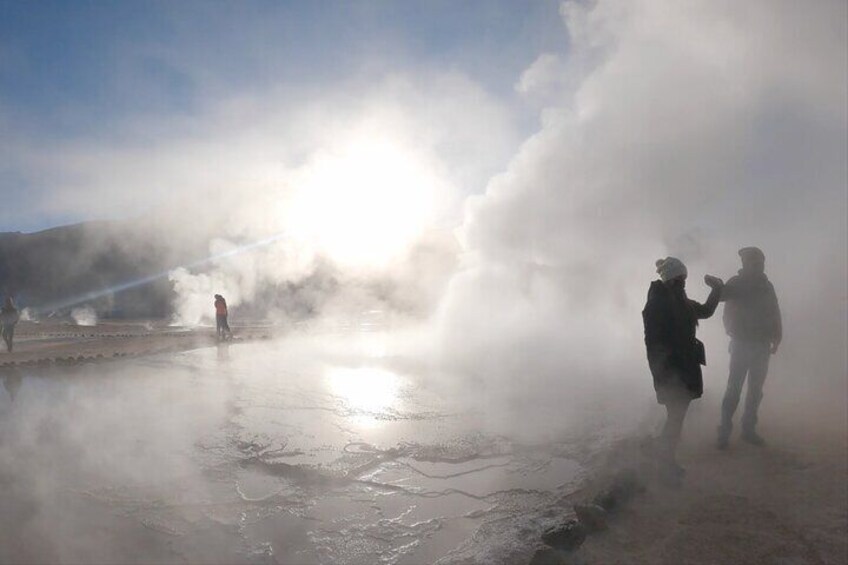 Un'area geotermica con vapore e acqua calda. 1