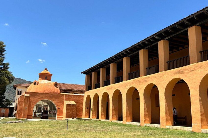 Un edificio con arcos y una cúpula. 4