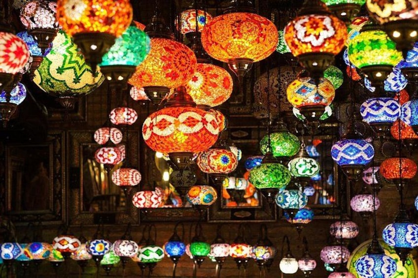 Diverse, kleurrijke en decoratieve lantaarns aan het plafond. 5