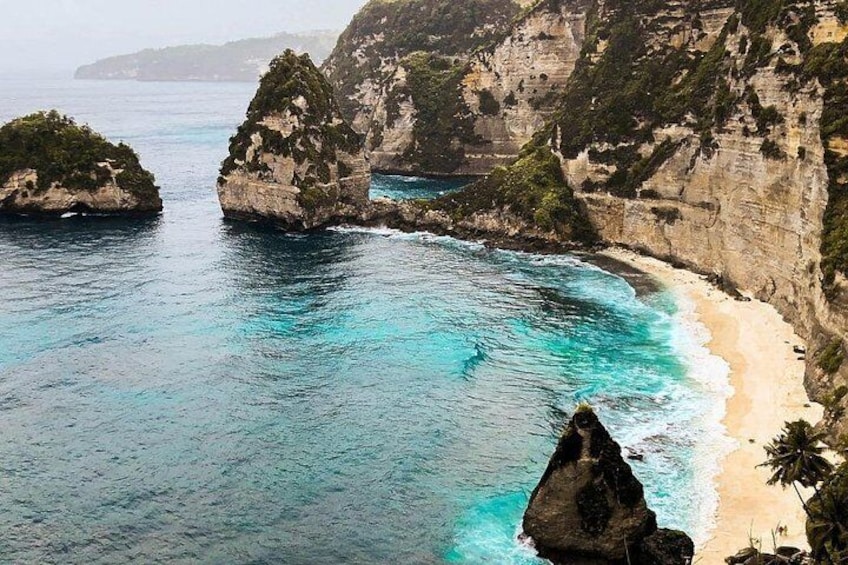 Diamond beach is is one of the best beaches in Nusa Penida which is located in the east of the island, with beautiful cliffs and white sand making this place interesting to immortalize. 4