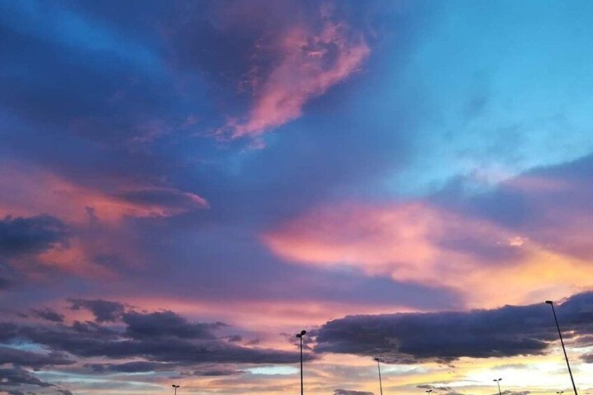 Ein Sonnenuntergangshimmel mit Wolken. 2