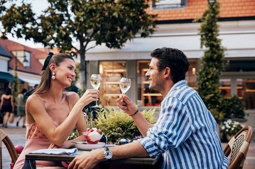 Shop, save then sit back and relax with hassle free transfers to one of the most popular locations in Paris 3