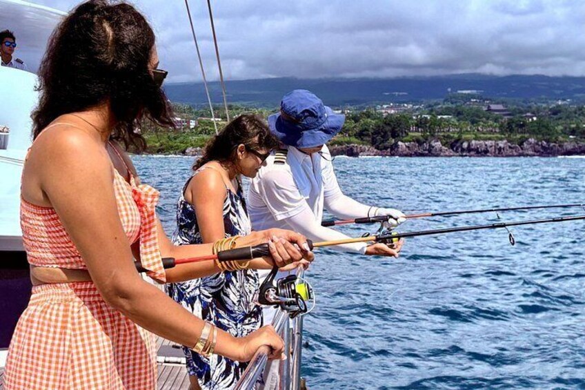 Small Group Tour in South Jeju including Yacht, Falls & Mt.Halla 4