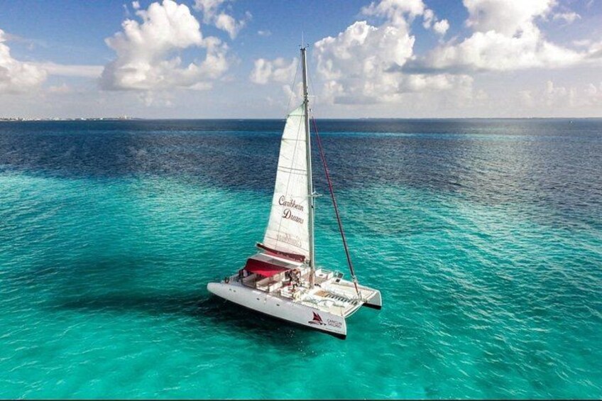 Un velero llamado 'Caribbean Dream' en aguas turquesas. 3