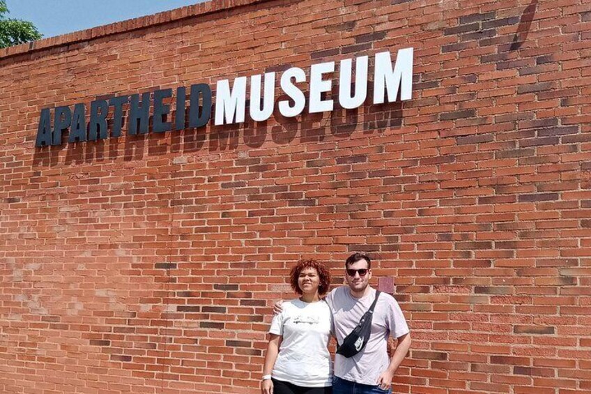 A brick wall with the text 'APARTHELD MUSEUM' in large letters. 4