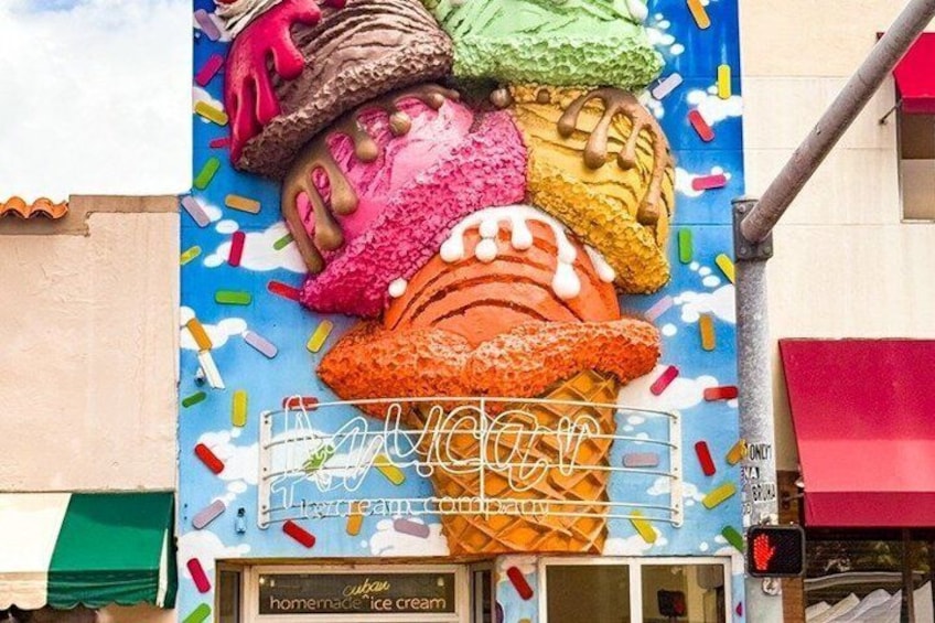 Un murale colorato raffigura coni gelato su una vetrina. 3