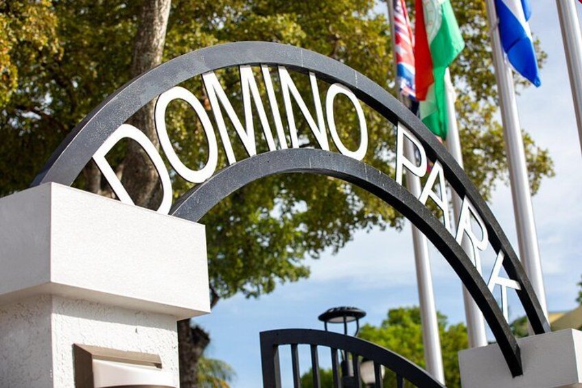 Une plaque métallique portant l'inscription « DOMINO PARK » en lettres blanches sur fond noir. 5