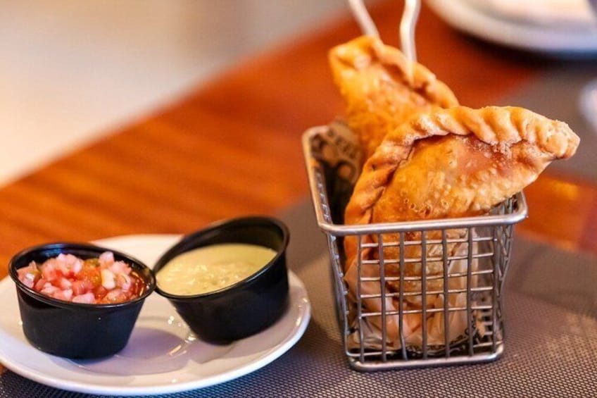 Un cestino di cibo fritto con salse da intingere su un piatto. 5