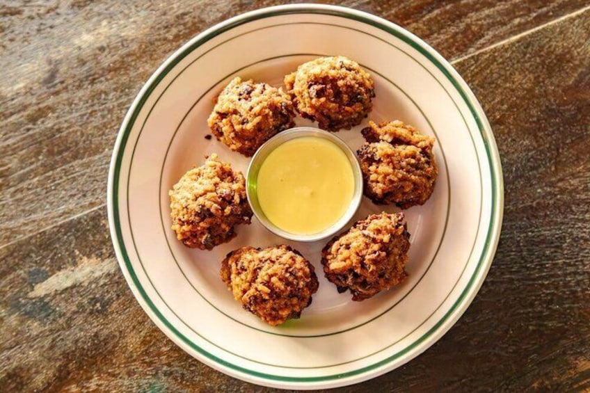 Un piatto di cibo fritto con salsa. 4
