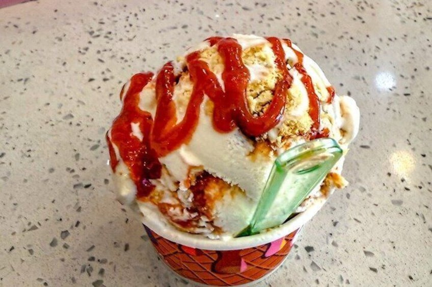 Un cono gelato con cialda e sciroppo rosso. 2