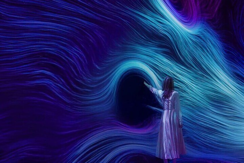 Eine Person in einem weiten Kleid vor einem wirbelnden Strudel aus blauem und violettem Licht. 4