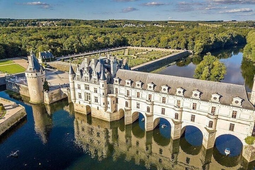 Un castillo rodeado por un foso, un puente y un río. 1