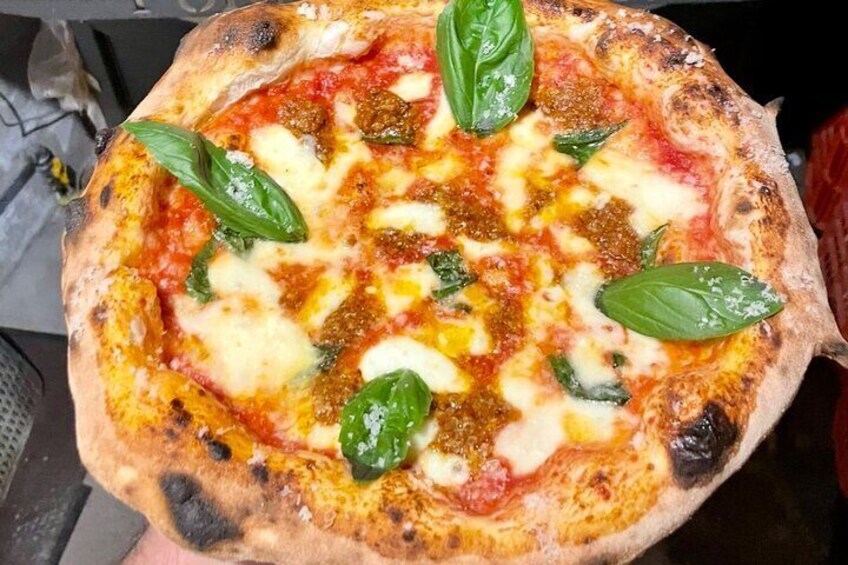 Une pizza à la mozzarella, au basilic et à la croûte légèrement brûlée. 5