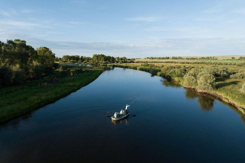 Une rivière où l’on peut naviguer, bordée de verdure et entourée de champs ouverts. 3