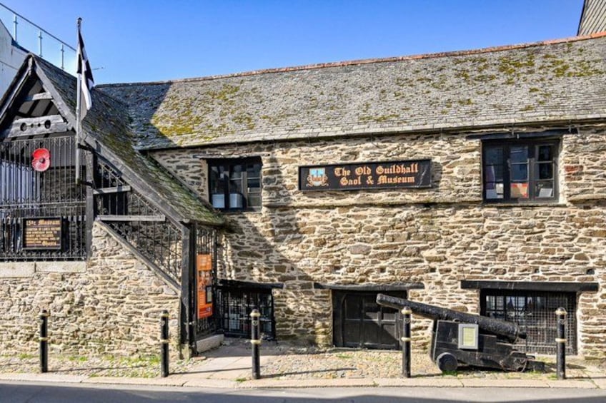 Un bâtiment en pierre sur lequel on peut lire l’inscription : « The Old Guildhall Art & Museum ». 4