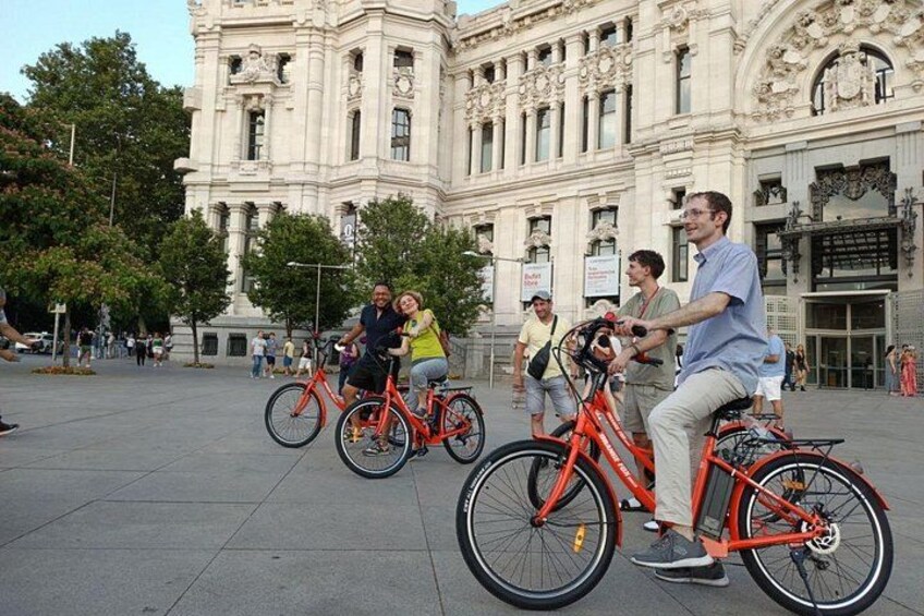 A beloved Madrid symbol — goddess, lions, and Real Madrid pride! 2