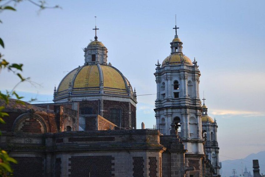 Centro de Peregrinación: Segundo santuario católico más visitado del mundo, después de San Pedro en el Vaticano, recibiendo más de 20 millones de visitantes anualmente. 3