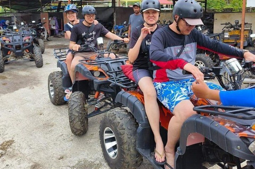 Eine Gruppe von Personen fährt mit Quads. 4