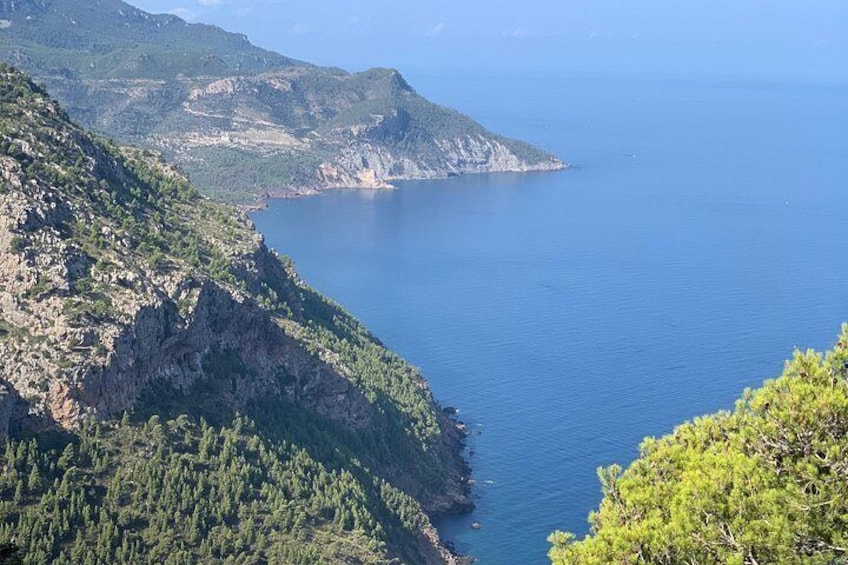 Un paysage côtier offrant une vue dégagée sur la mer, avec une côte rocheuse et une végétation luxuriante. 2