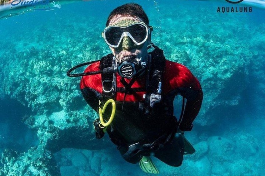 Una persona buceando bajo el agua. 1