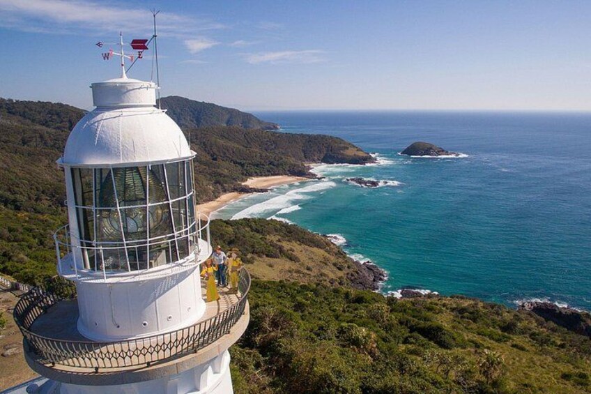 Un phare offrant une vue dégagée sur l’océan et la côte. 1