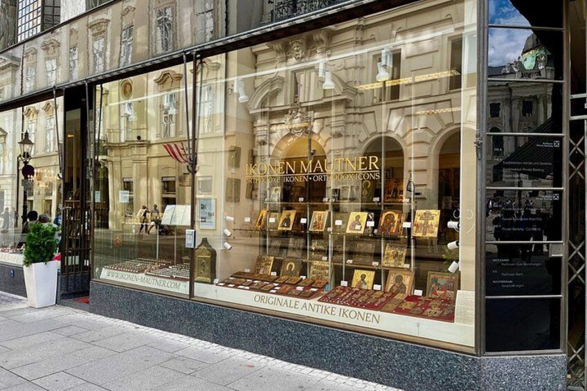 A storefront with a display of framed pictures and a sign reading 'KONEN MAUTNER'. 3