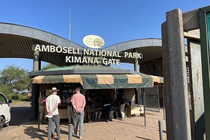 Ingången till Amboseli nationalpark, med en grind och en överbyggnad. 5