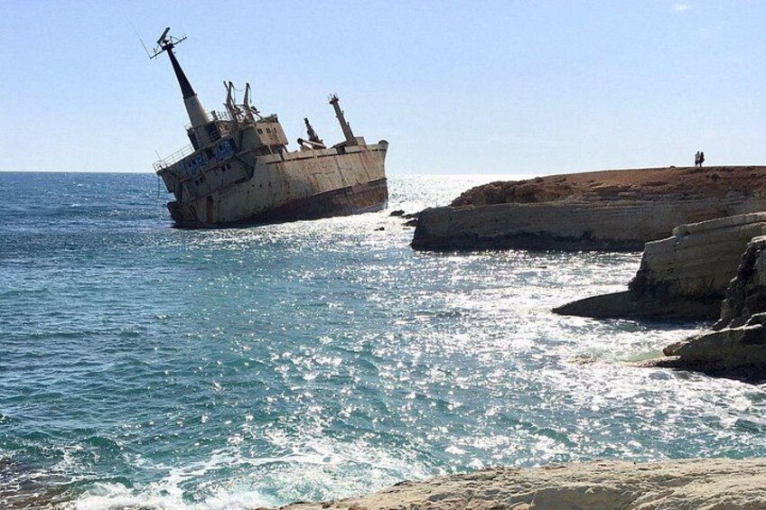 Un navire échoué sur une côte rocheuse, dans des eaux d’un bleu limpide. 3