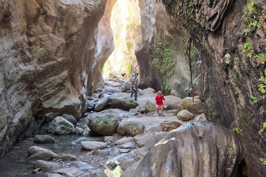 Un canyon étroit, avec un ruisseau, un terrain rocheux et des randonneurs. 4