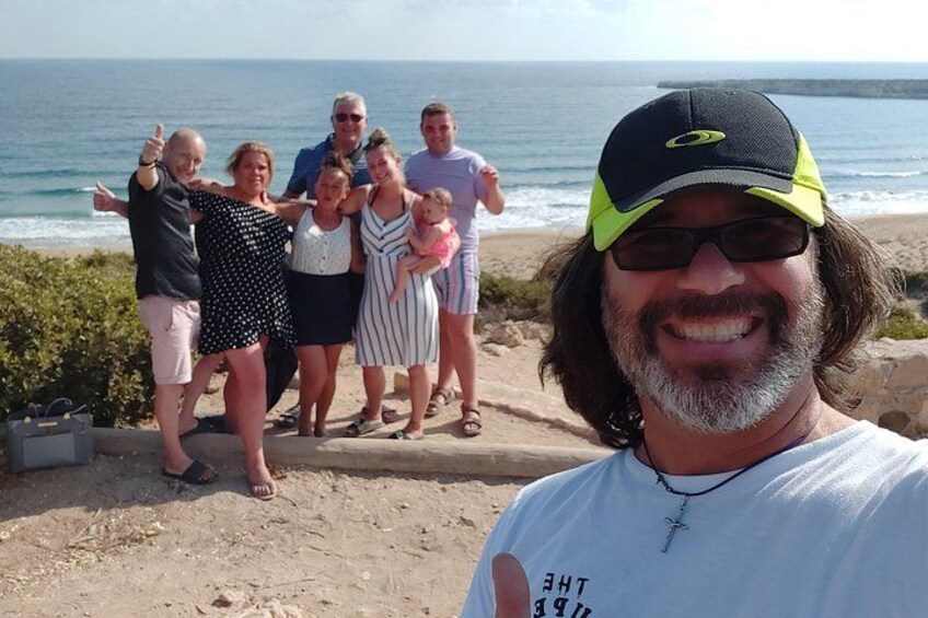 Un groupe de personnes sur une plage, avec l’océan en arrière-plan. 2