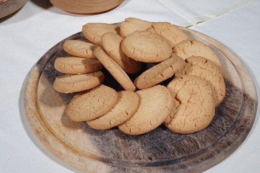 A wooden plate with cookies. 2