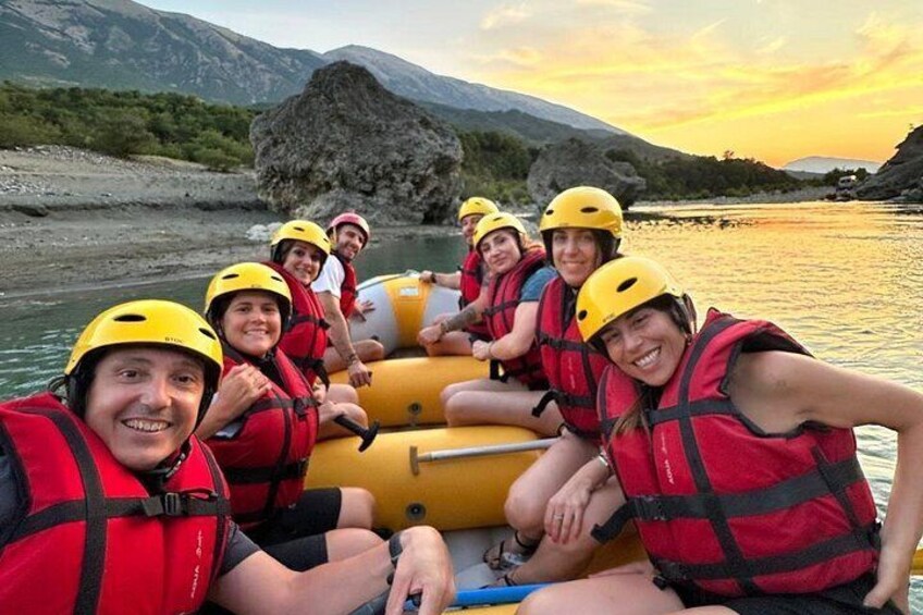 Un grupo de personas en un bote amarillo en un río, con cascos y chalecos salvavidas. 2
