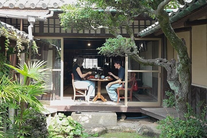You can also enjoy your meal while looking out at the Japanese garden. 2