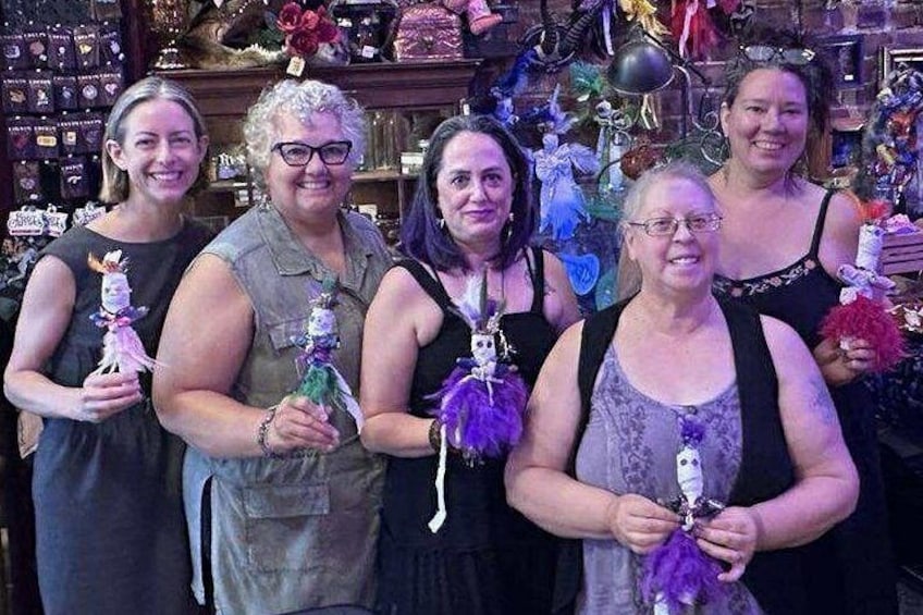 Un groupe de personnes se trouve dans un magasin, devant des étagères remplies de divers articles. 2