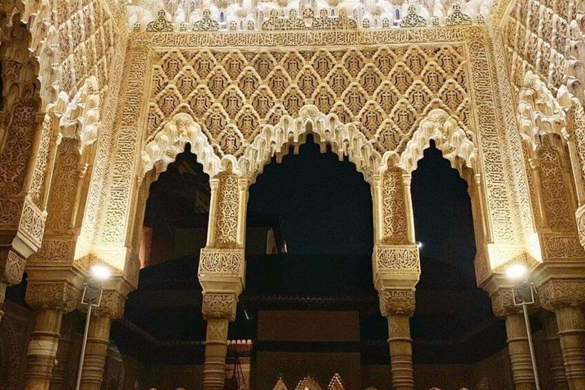 Un arco ricamente labrado con intrincados diseños geométricos y una serie de arcos. 5