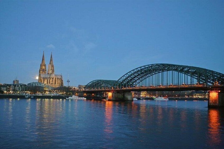 Een rivier met een brug en een kathedraal op de achtergrond. 1