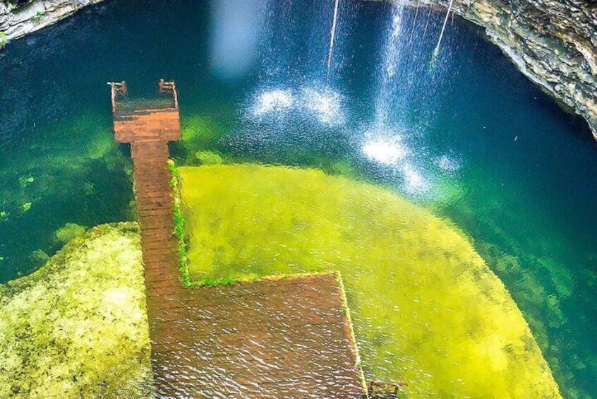 Corpo d'acqua cristallino con un molo di legno che si protende. 4