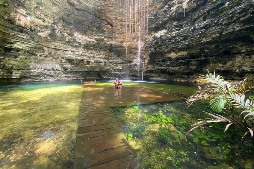 Una persona in piedi in una grotta con una cascata. 3