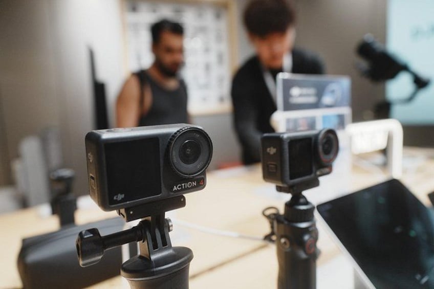 Twee webcams op statieven op een bureau. 1