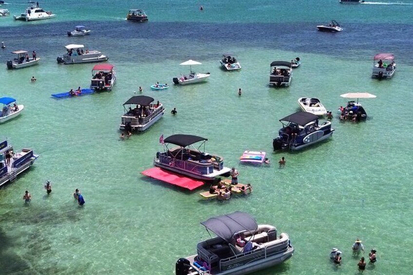Un puerto deportivo con varios barcos y gente. 1